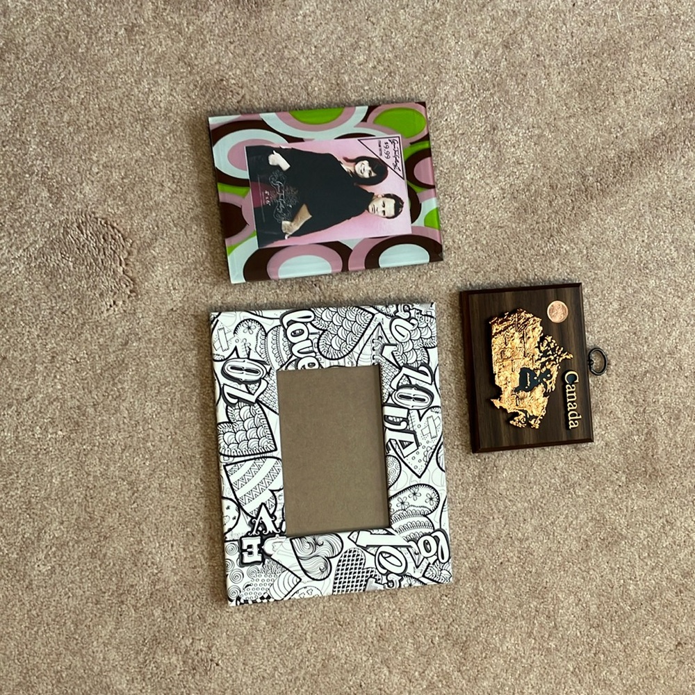 2 picture frames 1 decor